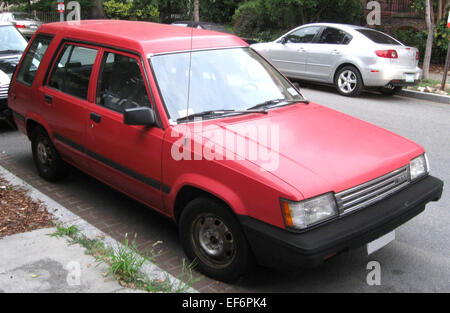Der Toyota Tercel-Wagen ist ein kompaktes Fahrzeug mit geräumigem Innenraum und sparsamem Motor. Bekannt für seine praktische und zuverlässige Funktionalität, bleibt es eine kostengünstige Option für alle, die ein schnörkelloses und effizientes Fahrzeug suchen. Stockfoto