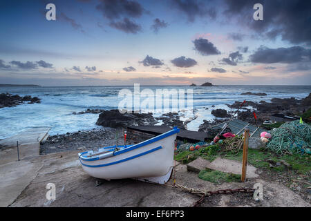 Angelboot/Fischerboot am Strand von des Priesters Bucht in der Nähe von Lands End in Cornwall Stockfoto