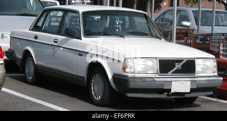 Die Volvo 240 Limousine ist ein mittelgroßer Wagen, der für seine Langlebigkeit, seine Sicherheitsfunktionen und sein unkompliziertes Design bekannt ist. Er wurde von den 1970er bis 1990er Jahren hergestellt und wurde für seine Zuverlässigkeit und solide Bauweise bekannt, was ihn zu einer beliebten Wahl für Familien und sicherheitsbewusste Fahrer machte. Stockfoto