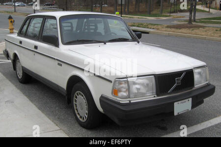 Die Volvo 240 Limousine ist ein klassischer Mittelklassewagen, der für seine Langlebigkeit, sein Kastendesign und seine solide Leistung bekannt ist. Er wurde von den späten 1970er bis zu den frühen 1990er Jahren hergestellt und ist ein Symbol für Zuverlässigkeit und schwedische Ingenieurskunst und bietet eine praktische und komfortable Fahrt. Stockfoto