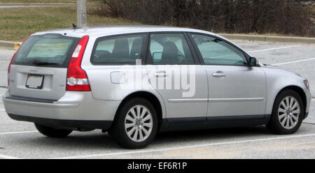 Der Volvo V50 2011 ist Teil der kompakten Luxuswagenpalette und bietet eine ausgewogene Kombination aus Funktionalität und Leistung. Er ist bekannt für seine Sicherheitsfunktionen und verfügt über einen geräumigen Innenraum, hochwertige Materialien und fortschrittliche Technologie. Das Fahrzeug ist mit einer Reihe effizienter Motoren ausgestattet und bietet eine komfortable Fahrt mit modernem Design. Stockfoto