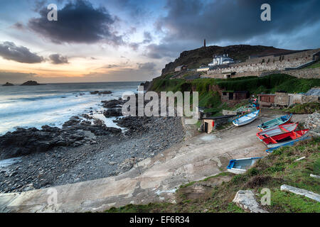 Dämmerung legt sich über des Priesters Cove am Cape Cornwall in der Nähe von Lands End Stockfoto