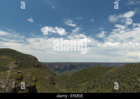 Ein Foto von den Blue Mountains in der Nähe von Sydney in Australien. Ein Sturm ist an einem sonnigen Tag zu entwickeln. Stockfoto