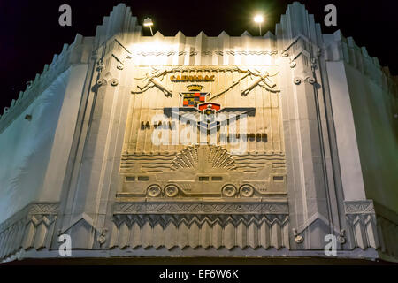 Historischen Cadillac La Salle Fleetwood Festzelt Flachrelief auf einer Art-Deco-Fassade entlang der Lincoln Road Mall in Miami Beach uns anmelden Stockfoto