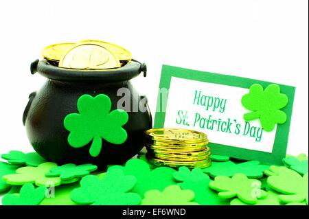 Glücklich St. Patricks Day Karte mit Pot of Gold und Kleeblätter über weiß Stockfoto