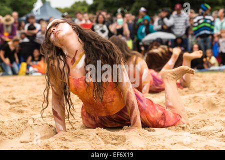 Mädchen, Schülerinnen und Schüler mit NSW öffentlichen Schulen Aboriginal Dance Company beim Yabun Festival am Australia Day 2015. Stockfoto