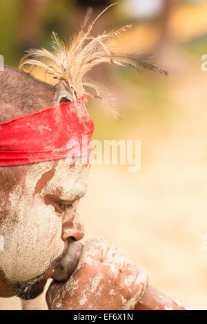 Nahaufnahme eines Mannes spielt Didgeridoo während einer Aufführung von Koomurri, einer aboriginal Tanzgruppe, Yabun Festival Australia Day Stockfoto