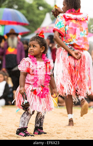 Ein Kind in traditioneller Tracht mit Torres-Strait-Insulaner Frauen Tänzer beim Yabun Festival am Australia Day 2015. Stockfoto