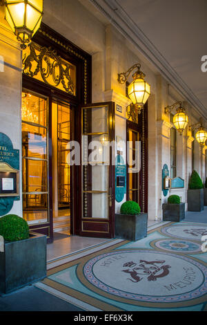 Abend am Eingang zum Hotel Le Meurice in der Nähe von Musee du Louvre, Paris, Frankreich Stockfoto