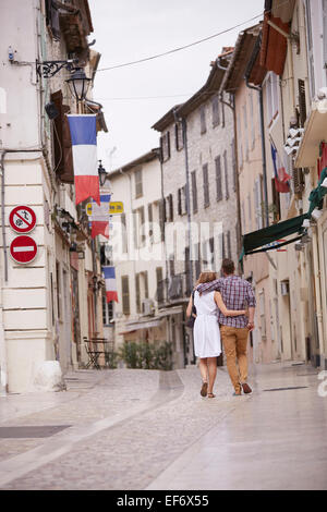 Junges Paar im Urlaub zu Fuß in die Stadt von La Colle Sur Loup im Süden von Frankreich. Stockfoto