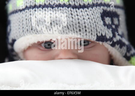 Kaukasische Baby gebündelt für den winter Stockfoto