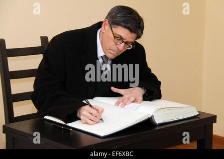 US-Finanzminister Jack Lew signiert das Buch des Gedenkens im Museum Auschwitz-Birkenau als Leiter der US-Präsidentschaftswahlen Delegation besucht den 70. Jahrestag der Befreiung von Auschwitz-Birkenau 27. Januar 2015 in Oswiecim, Polen. Stockfoto