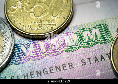 Fragment der EU Schengen-Visum-Stempel im Pass und einige Euro-Münzen Stockfoto