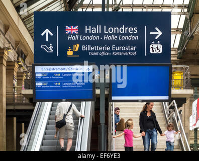 Bahnhof Paris Gare du Nord mit Reisenden unter Wegweiser nach Paris, London Eurostar Zug Abflughalle. Stockfoto
