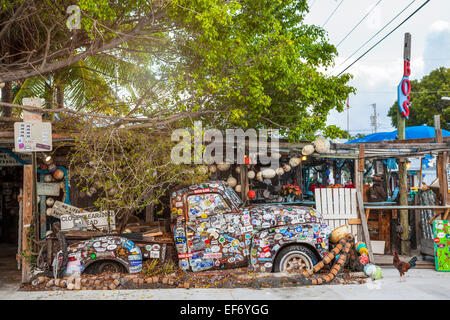 KEY WEST, FL - Dezember 29: Alte LKW bedeckt mit Autoaufklebern in Bo es Fisch Wagon Restaurant in Key West, Florida im Jahr 2014 Stockfoto