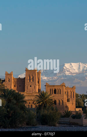 Kasbah Amerhidil in der Oase Stadt von Skoura, Marokko, Backdropped von dem Atlas-Gebirge Stockfoto