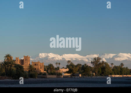 Kasbah Amerhidil in der Oase Stadt von Skoura, Marokko, Backdropped von dem Atlas-Gebirge Stockfoto