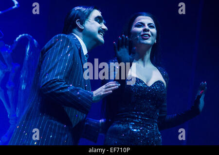 Turin, Italien. 27. Januar 2015. Theatralischen Debüt Turin für das Musical von Stefano Benni "The Addams Family" mit Elio, Songwriter und Anführer der Gruppe Elio e Le Storie Tese und das Showgirl Geppi Cucciari. Bildnachweis: Elena Aquila/Pacific Press/Alamy Live-Nachrichten Stockfoto