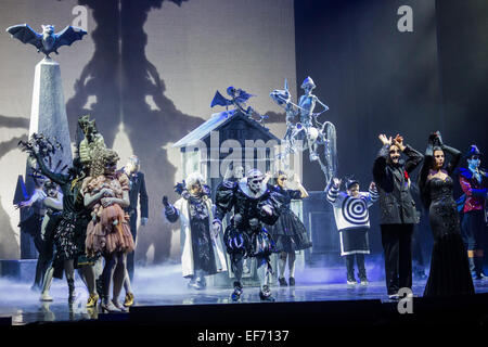 Turin, Italien. 27. Januar 2015. Theatralischen Debüt Turin für das Musical von Stefano Benni "The Addams Family" mit Elio, Songwriter und Anführer der Gruppe Elio e Le Storie Tese und das Showgirl Geppi Cucciari. Bildnachweis: Elena Aquila/Pacific Press/Alamy Live-Nachrichten Stockfoto