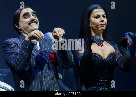 Turin, Italien. 27. Januar 2015. Theatralischen Debüt Turin für das Musical von Stefano Benni "The Addams Family" mit Elio, Songwriter und Anführer der Gruppe Elio e Le Storie Tese und das Showgirl Geppi Cucciari. Bildnachweis: Elena Aquila/Pacific Press/Alamy Live-Nachrichten Stockfoto