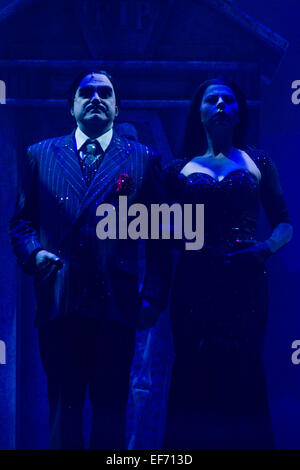 Turin, Italien. 27. Januar 2015. Theatralischen Debüt Turin für das Musical von Stefano Benni "The Addams Family" mit Elio, Songwriter und Anführer der Gruppe Elio e Le Storie Tese und das Showgirl Geppi Cucciari. Bildnachweis: Elena Aquila/Pacific Press/Alamy Live-Nachrichten Stockfoto