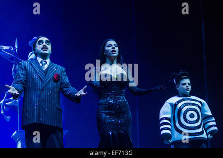 Turin, Italien. 27. Januar 2015. Theatralischen Debüt Turin für das Musical von Stefano Benni "The Addams Family" mit Elio, Songwriter und Anführer der Gruppe Elio e Le Storie Tese und das Showgirl Geppi Cucciari. Bildnachweis: Elena Aquila/Pacific Press/Alamy Live-Nachrichten Stockfoto