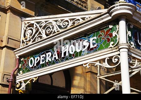 Glasmalerei-Namen in einem schmiedeeisernen Rahmen auf der Vorderseite des Opernhauses, Buxton, Derbyshire, England, UK, Westeuropa. Stockfoto