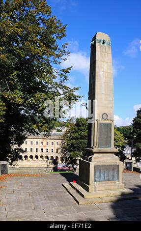 Kriegsdenkmal in der Pisten Memorial Gärten mit dem Buxton Halbmond auf der Rückseite. Buxton, Derbyshire, England, UK, Europa. Stockfoto