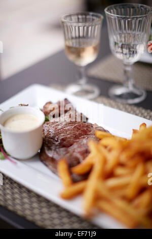 Klassische Steak und Chips mit Pfeffersauce Stockfoto