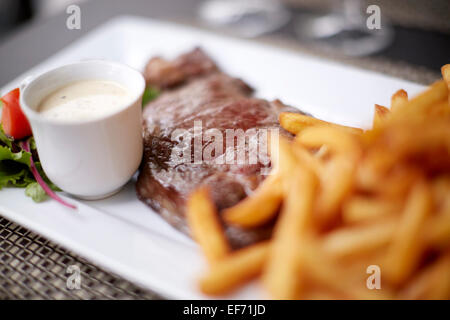 Klassische Steak und Chips mit Pfeffersauce Stockfoto