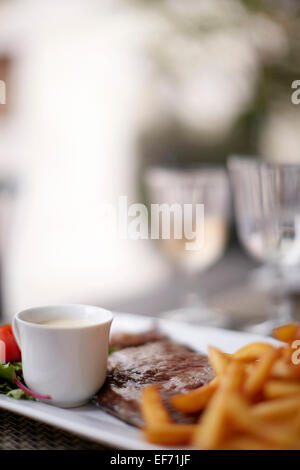 Klassische Steak und Chips mit Pfeffersauce Stockfoto