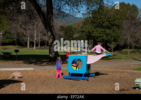 Kinder spielen im Pionierpark, Novato, Kalifornien, USA Stockfoto