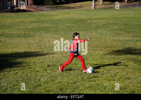 Latino Boy spielen Fußball im Pionierpark, Novato, Kalifornien, USA Stockfoto