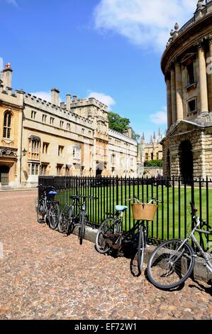 Fahrräder, lehnt sich gegen Geländer an der Seite des Radcliffe Camera mit Brasenose College an der linken Seite, Oxford, UK Stockfoto