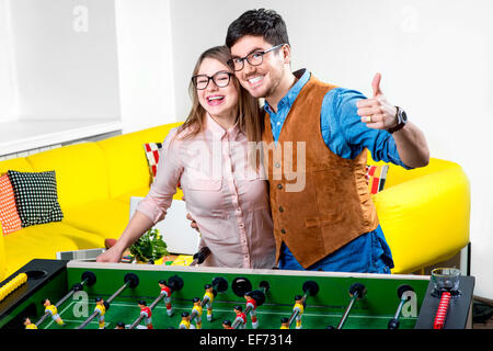 Freunde spielen Tischfußball Stockfoto