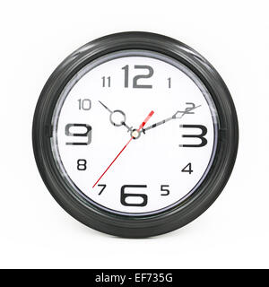 Schwarz / weiß Runde Wanduhr isoliert auf weißem Hintergrund. Stockfoto