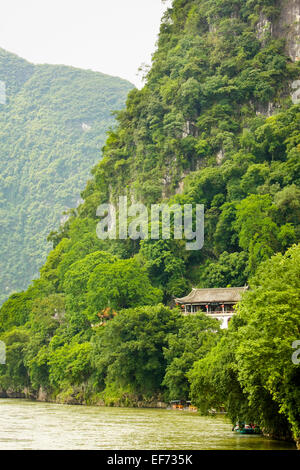 Chinesische Gebäude in üppigen Dschungel Stockfoto