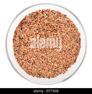 Brauner Flachs Samen in Glasschale isoliert auf weißem Hintergrund. Leinsamen sind reich an Omega-3-Fettsäure. Ansicht von oben. Stockfoto