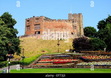 Blick auf den Schlossgarten mit der normannischen Burg nach hinten, Tamworth, Staffordshire, England, Vereinigtes Königreich, West-Europa. Stockfoto