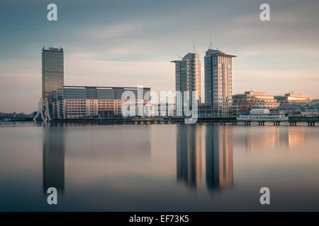 Allianz-Turm an der Spree, Molecule Man Denkmal des amerikanischen Künstlers Jonathan Borofsky an der Front, Berlin, Deutschland Stockfoto