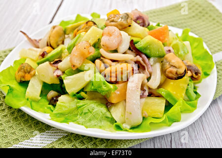 Salat von Meeresfrüchten und Avocado auf leichte board Stockfoto