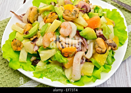 Salat von Meeresfrüchten und Avocado auf leichte grüne Serviette Stockfoto