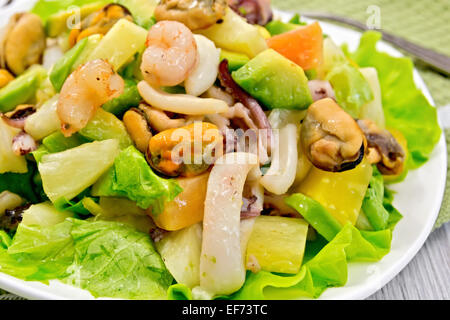 Meeresfrüchte Salat und Kopfsalat auf leichte board Stockfoto