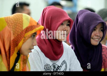 Junge muslimische Frauen mit Kopftuch, Gampong Nusa, Provinz Aceh, Indonesien Stockfoto