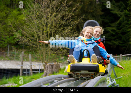 Junge Frauen auf einer Sommerrodelbahn, Steinwasenparks in Oberried, Schwarzwald, Baden-Württemberg, Deutschland Stockfoto