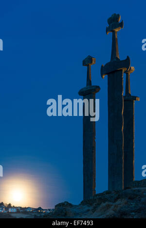 Drei Schwerter-Denkmal am Hafrsfjord, Stavanger, Rogaland, Norwegen Stockfoto