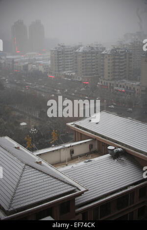 27. Januar 2015 - (CHINA raus) nur für den Gebrauch außerhalb Chinas. Nicht zum Verkauf oder Ausstellung in China. HENAN CHINA JAN 27: der erste Schnee in Xuchang, Henan Provinz in China. © SIPA Asien/ZUMA Draht/Alamy Live-Nachrichten Stockfoto