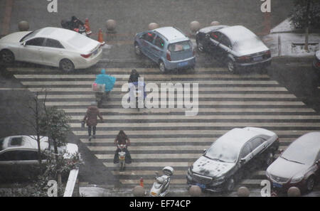 27. Januar 2015 - (CHINA raus) nur für den Gebrauch außerhalb Chinas. Nicht zum Verkauf oder Ausstellung in China. HENAN CHINA JAN 27: der erste Schnee in Xuchang, Henan Provinz in China. © SIPA Asien/ZUMA Draht/Alamy Live-Nachrichten Stockfoto