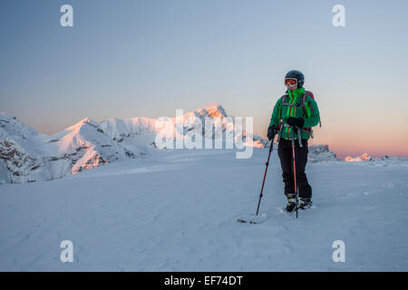 Tourengeher auf dem Gipfel des Mt Col de Lasta im Naturpark Fanes-Sennes-Prags in den Dolomiten, bei Sonnenaufgang, Fanes-Region Stockfoto