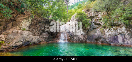 Oberlauf des Flusses Solenzara, große churn Loch mit Wasserfall im Wald, Korsika, Frankreich Stockfoto